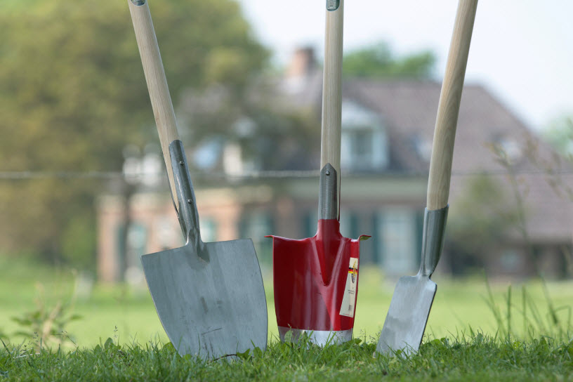 Drie scheppen in de grond